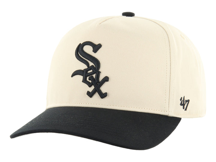 Gorra 47 Brand de dos colores, corona en tono natural con logo bordado en negro y visera negra.