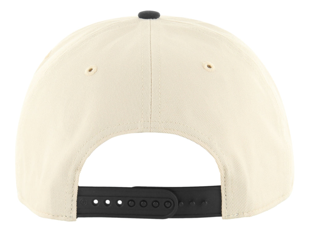 Gorra 47 Brand de dos colores, corona en tono natural con logo bordado en negro y visera negra.