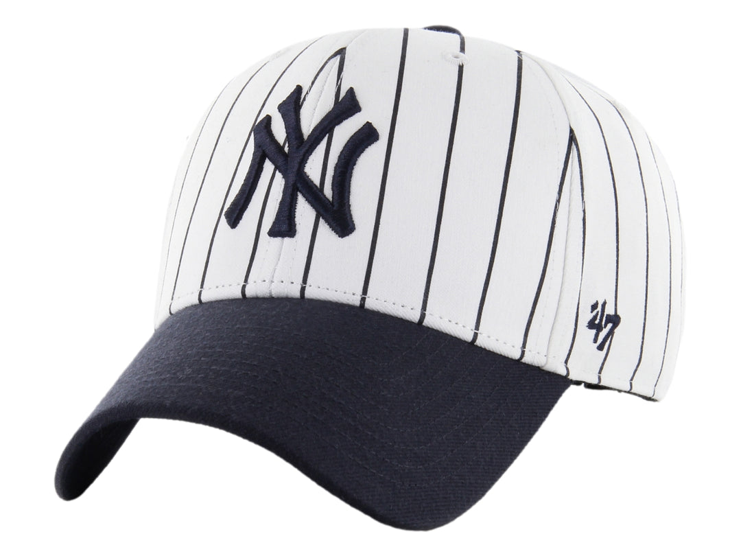 Gorra 47 Brand blanca con rayas verticales azules, visera azul marino y logo de los New York Yankees bordado.
