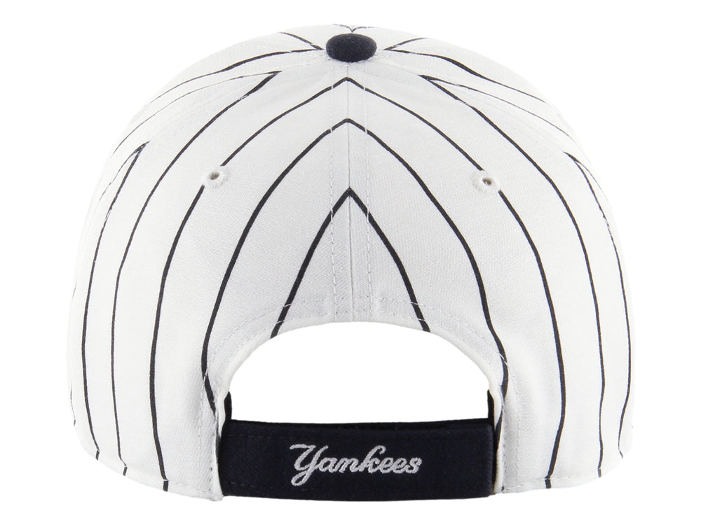 Gorra 47 Brand blanca con rayas verticales azules, visera azul marino y logo de los New York Yankees bordado.