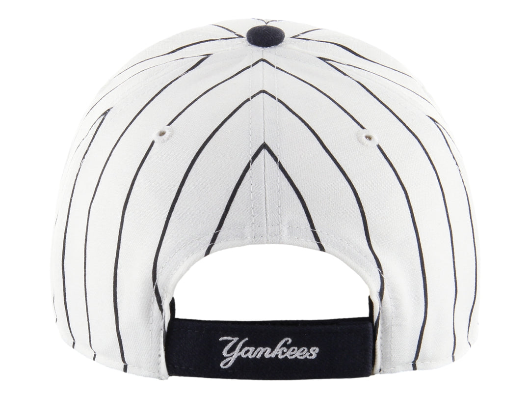 Gorra 47 Brand blanca con rayas verticales azules, visera azul marino y logo de los New York Yankees bordado.