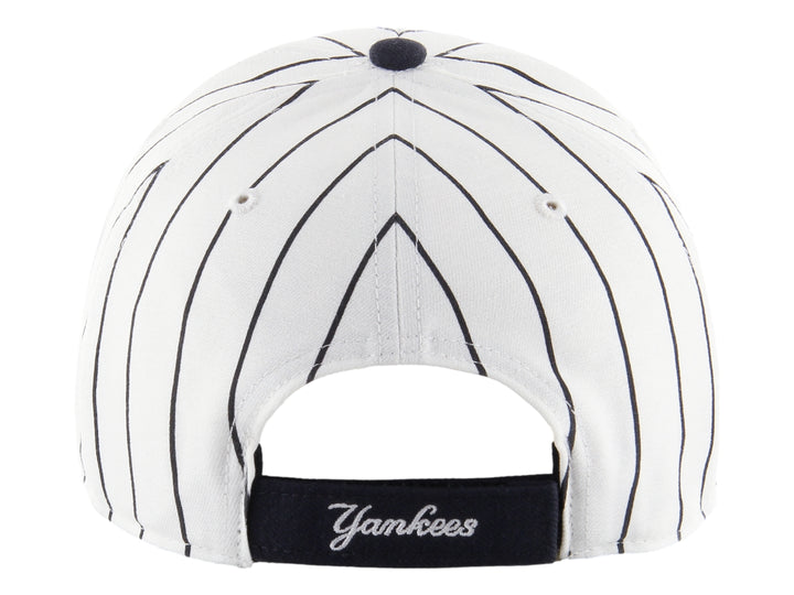 Gorra 47 Brand blanca con rayas verticales azules, visera azul marino y logo de los New York Yankees bordado.