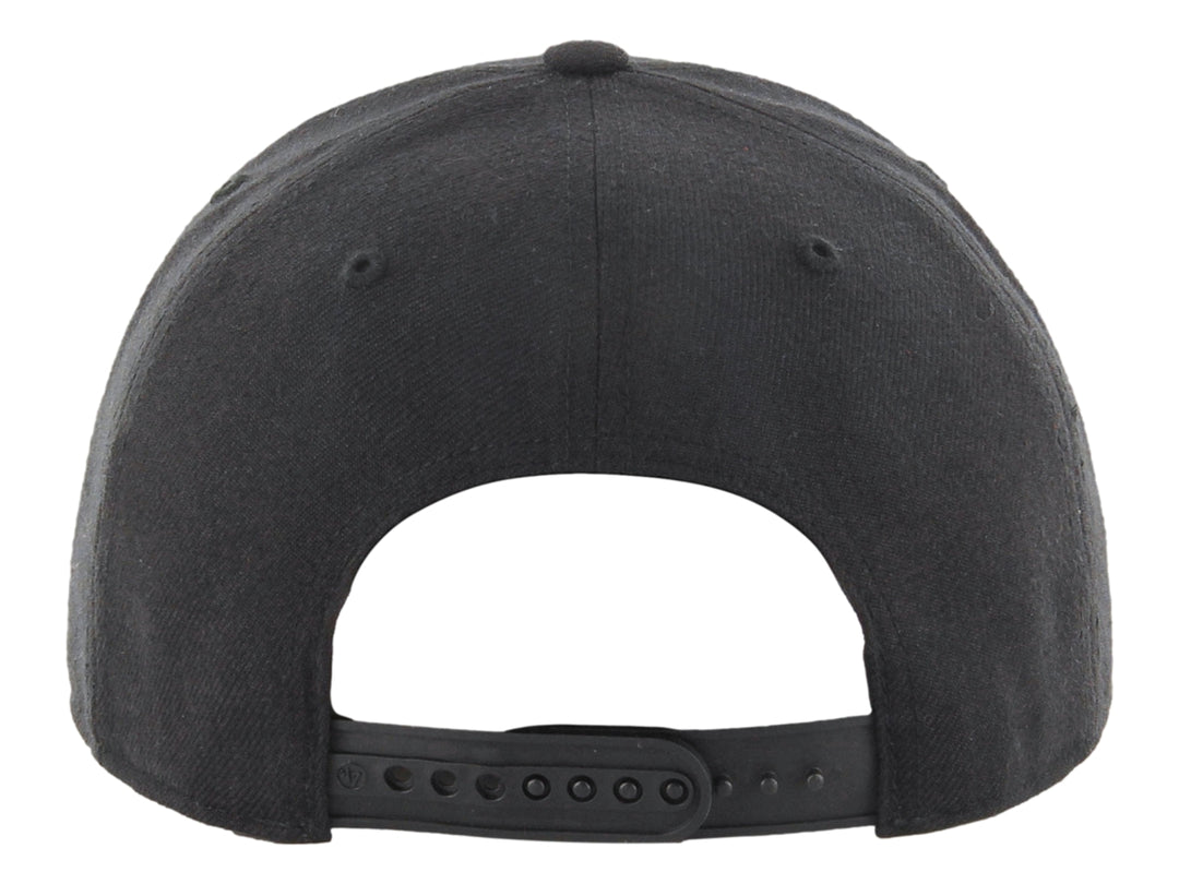 Gorra negra de la marca 47 Brand con logotipo LA bordado en el centro y visera curva.