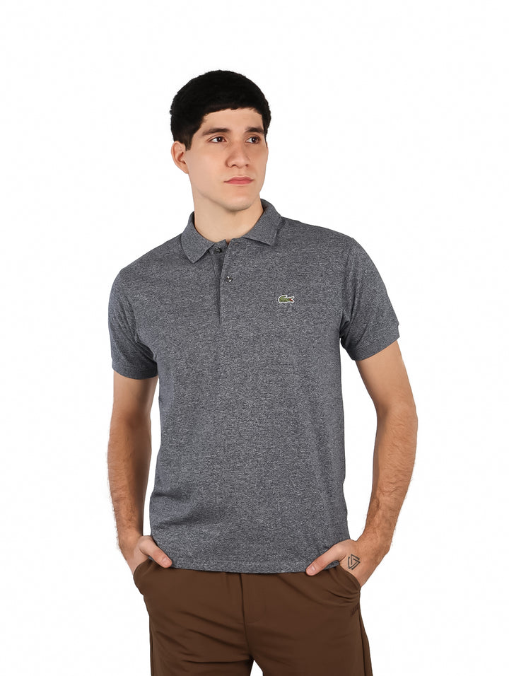 Hombre vistiendo una playera polo de color gris jaspeado con cuello y botones.