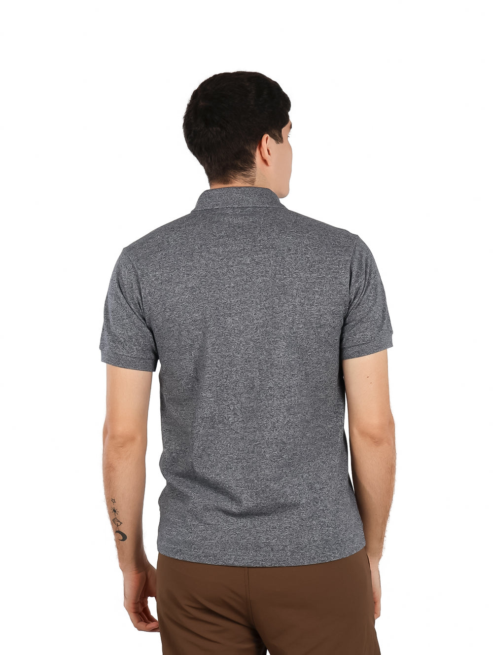 Hombre vistiendo una playera polo de color gris jaspeado con cuello y botones.