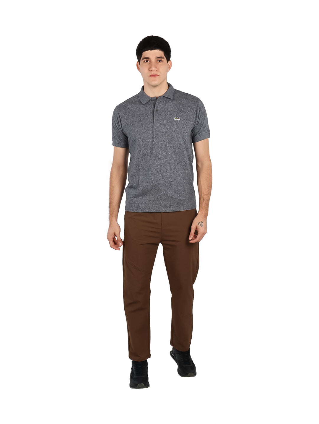 Hombre vistiendo una playera polo de color gris jaspeado con cuello y botones.