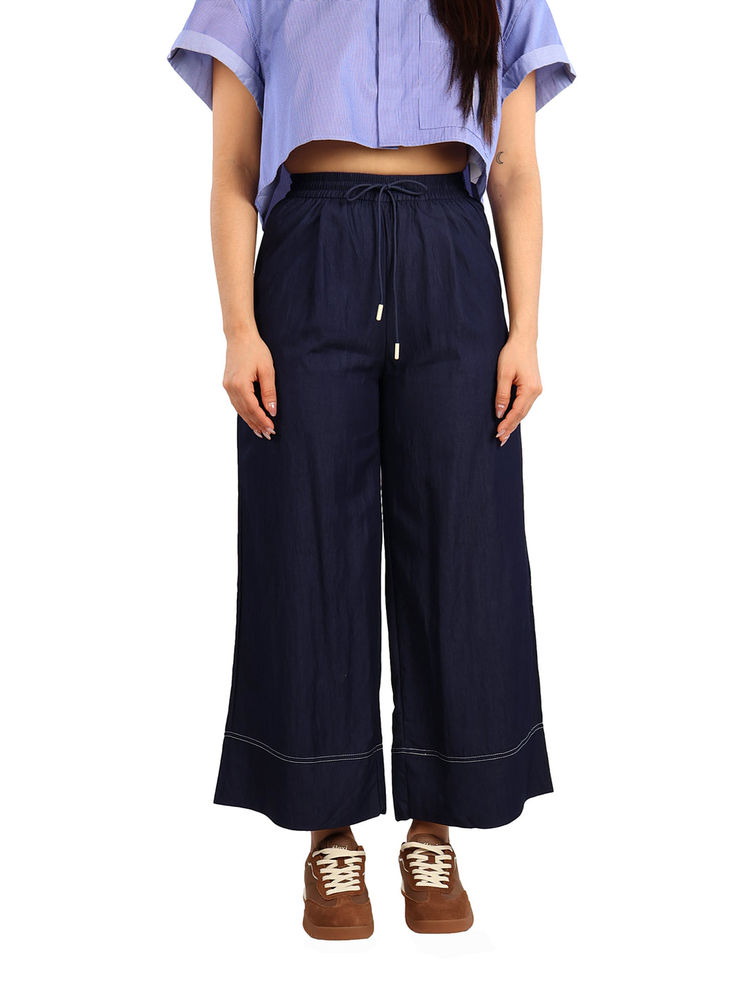 Pantalón azul marino de pierna ancha con cintura de jareta y detalle de costura blanca en el ruedo.
