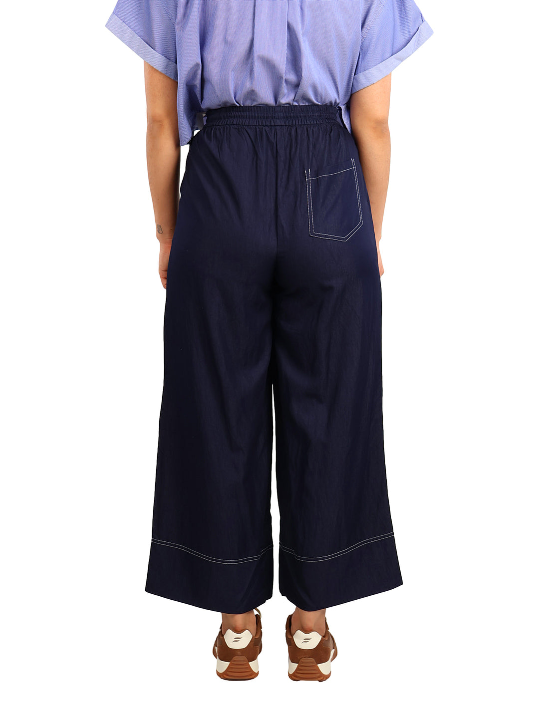 Pantalón azul marino de pierna ancha con cintura de jareta y detalle de costura blanca en el ruedo.