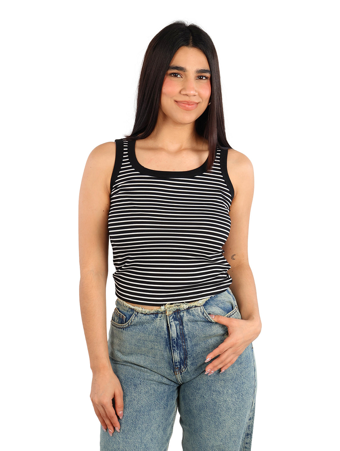 Mujer vistiendo una blusa ajustada sin mangas con rayas horizontales negras y blancas.
