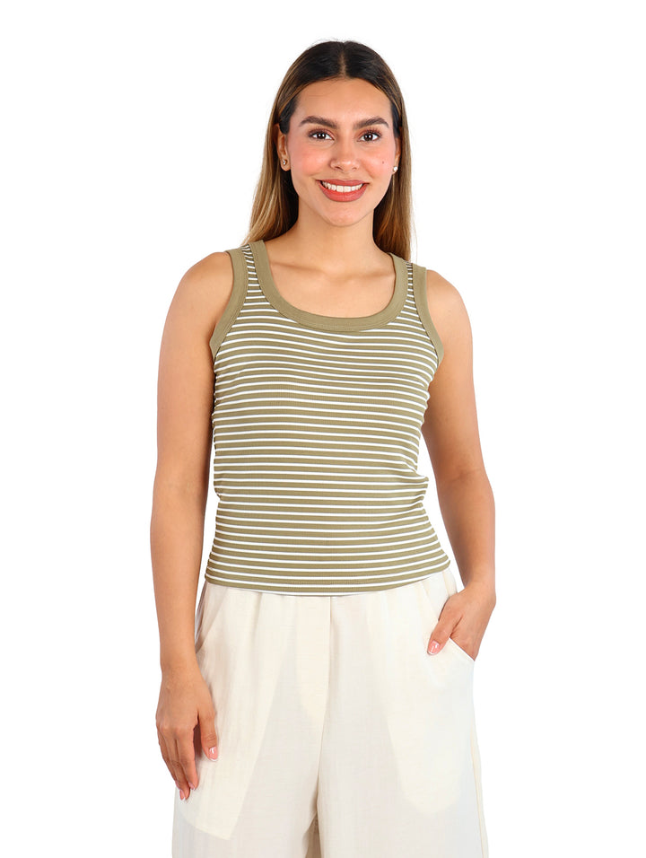 Blusa sin mangas de rayas horizontales verdes y blancas ajustada al cuerpo.