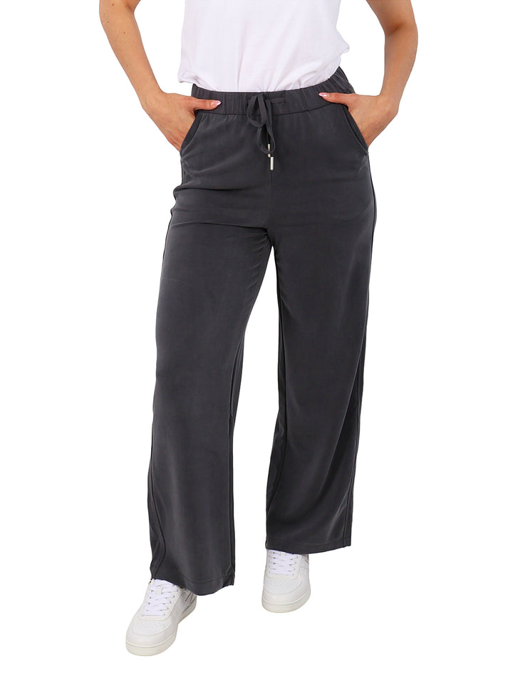 Pantalón gris de pierna ancha con cintura elástica y jareta.