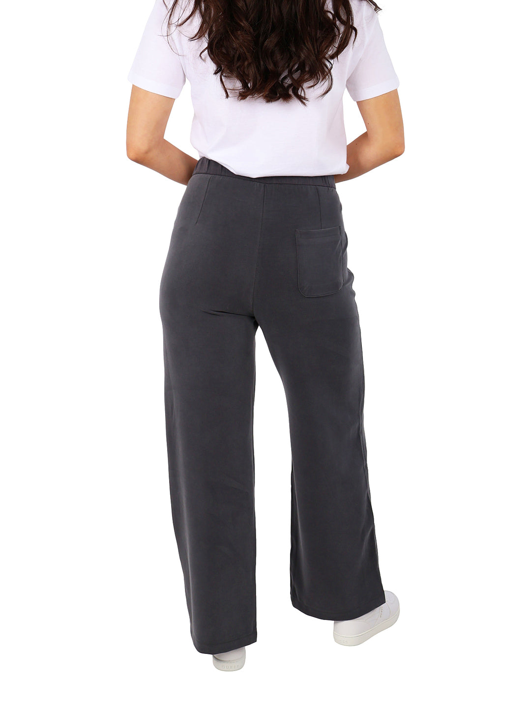 Pantalón gris de pierna ancha con cintura elástica y jareta.