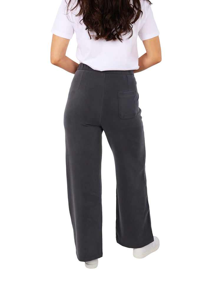 Pantalón gris de pierna ancha con cintura elástica y jareta.