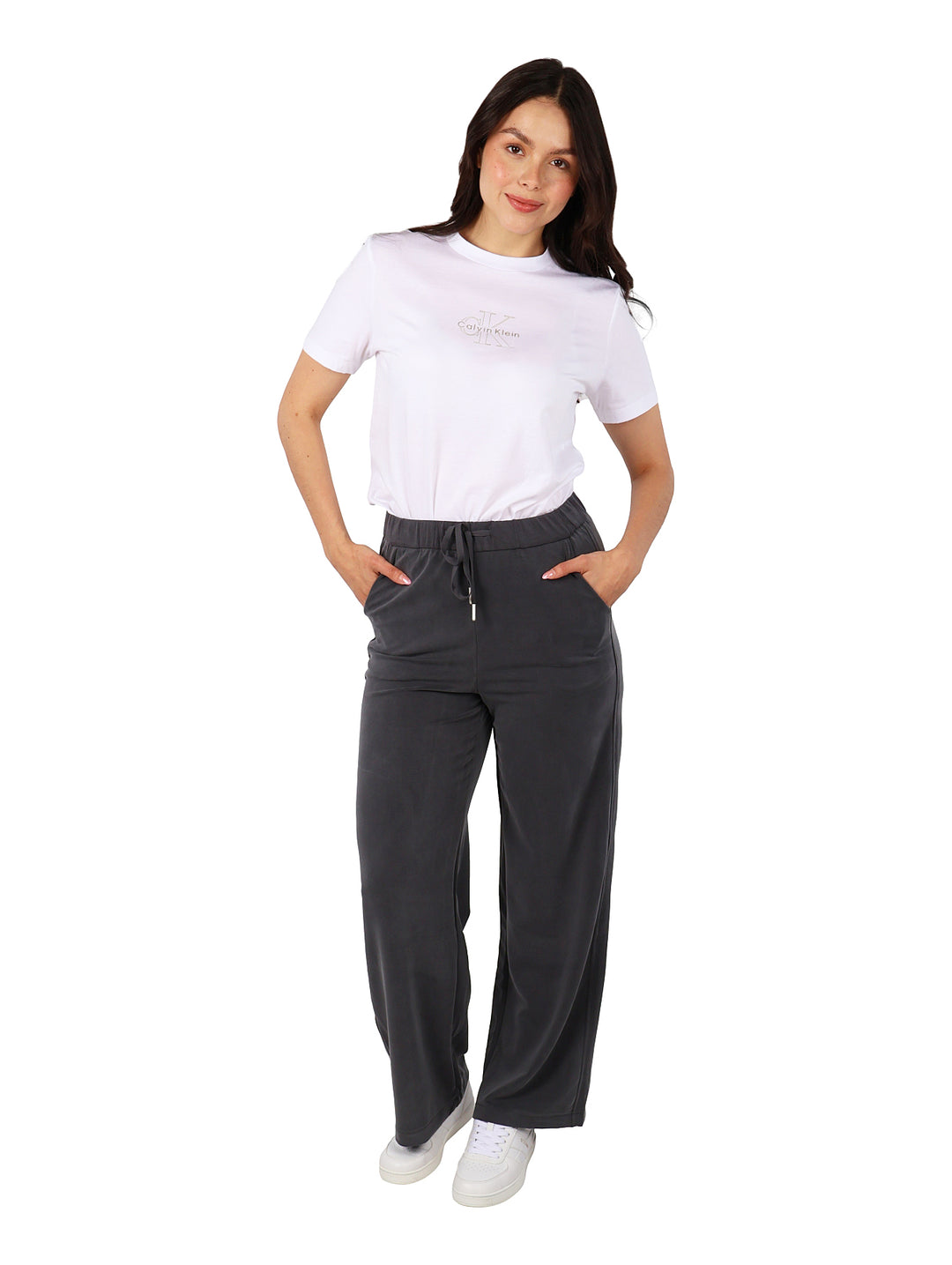 Pantalón gris de pierna ancha con cintura elástica y jareta.
