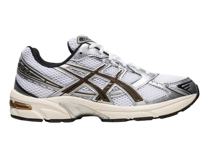 Tenis ASICS GEL-1130 en color blanco con detalles en plata y clay canyon, diseño deportivo con malla transpirable.