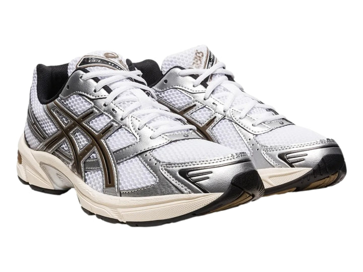 Tenis ASICS GEL-1130 en color blanco con detalles en plata y clay canyon, diseño deportivo con malla transpirable.