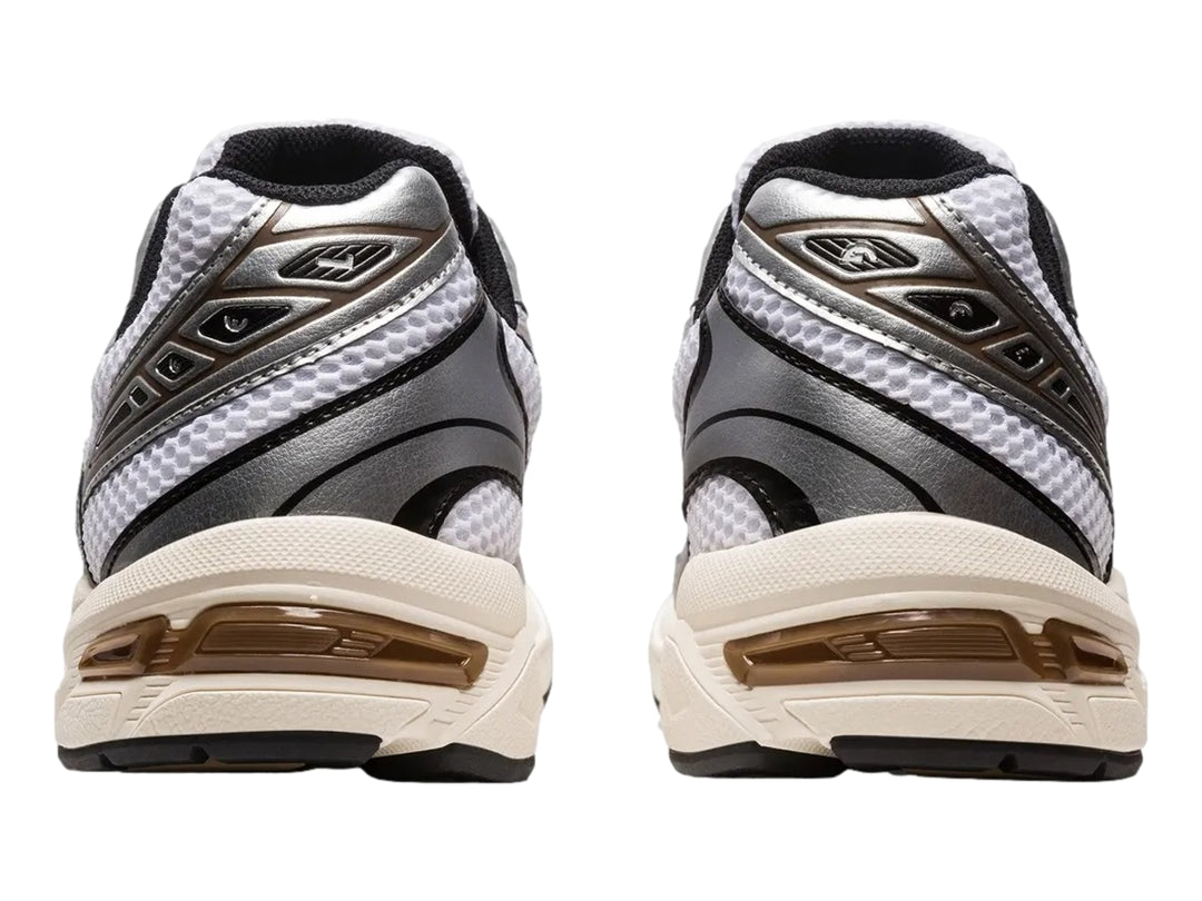 Tenis ASICS GEL-1130 en color blanco con detalles en plata y clay canyon, diseño deportivo con malla transpirable.