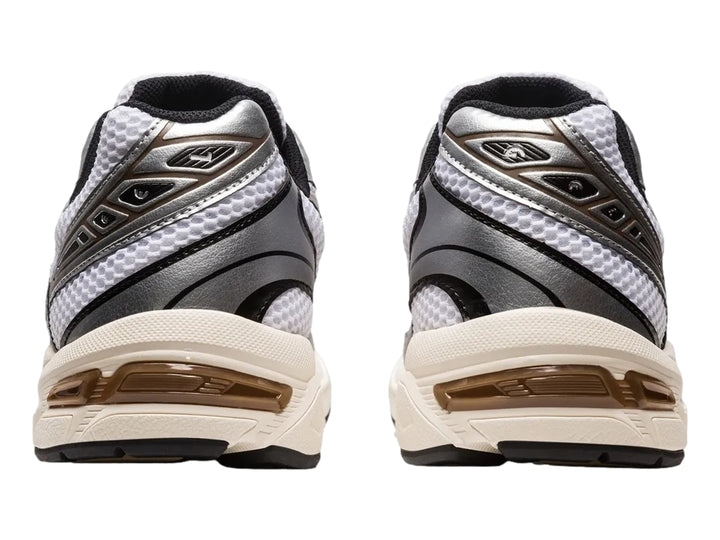 Tenis ASICS GEL-1130 en color blanco con detalles en plata y clay canyon, diseño deportivo con malla transpirable.