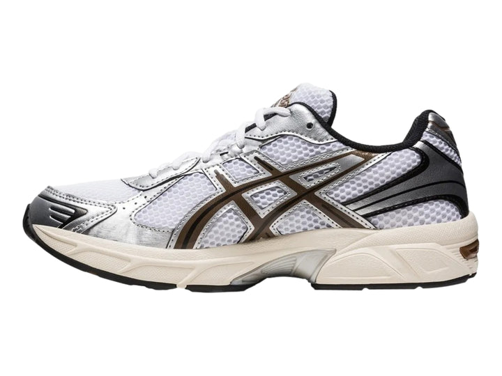 Tenis ASICS GEL-1130 en color blanco con detalles en plata y clay canyon, diseño deportivo con malla transpirable.