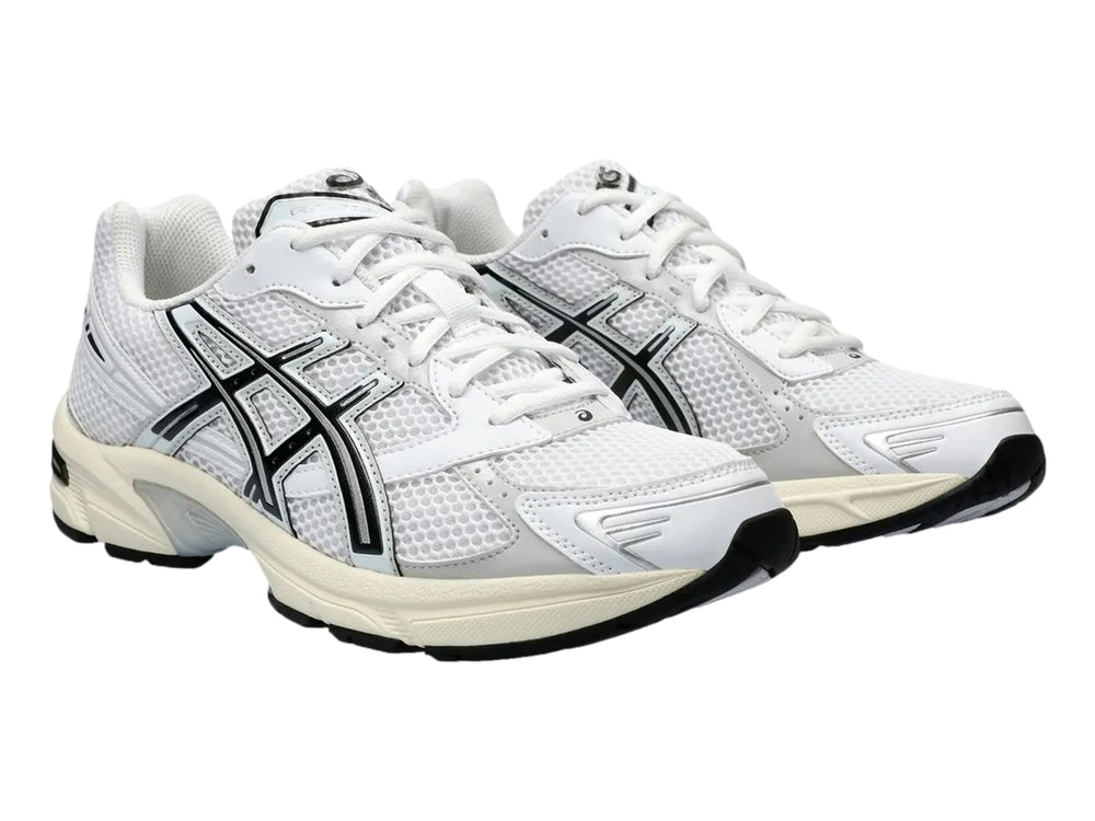 Tenis deportivos ASICS GEL-1130 color blanco y gris con detalles negros, vista lateral.