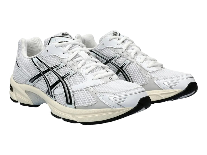 Tenis deportivos ASICS GEL-1130 color blanco y gris con detalles negros, vista lateral.