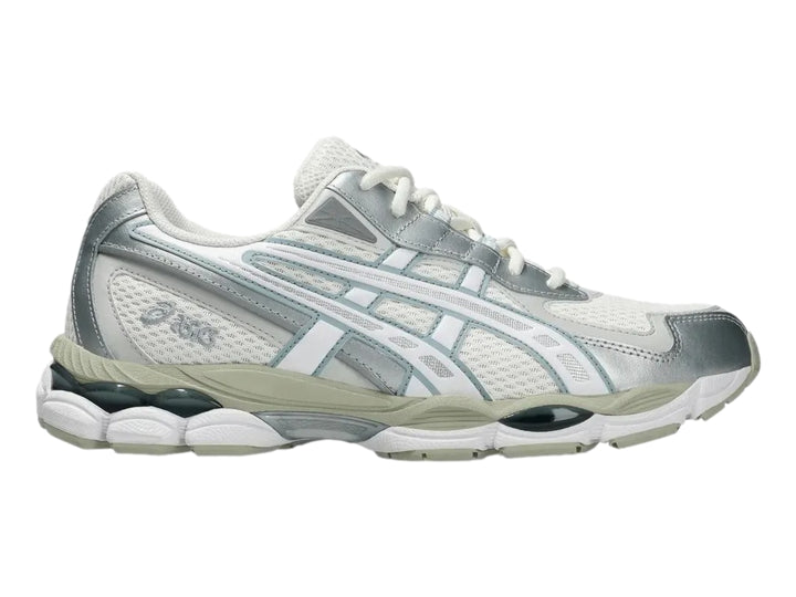Tenis ASICS GEL-NYC en colores crema y gris delfín con diseño deportivo y suela amortiguada.
