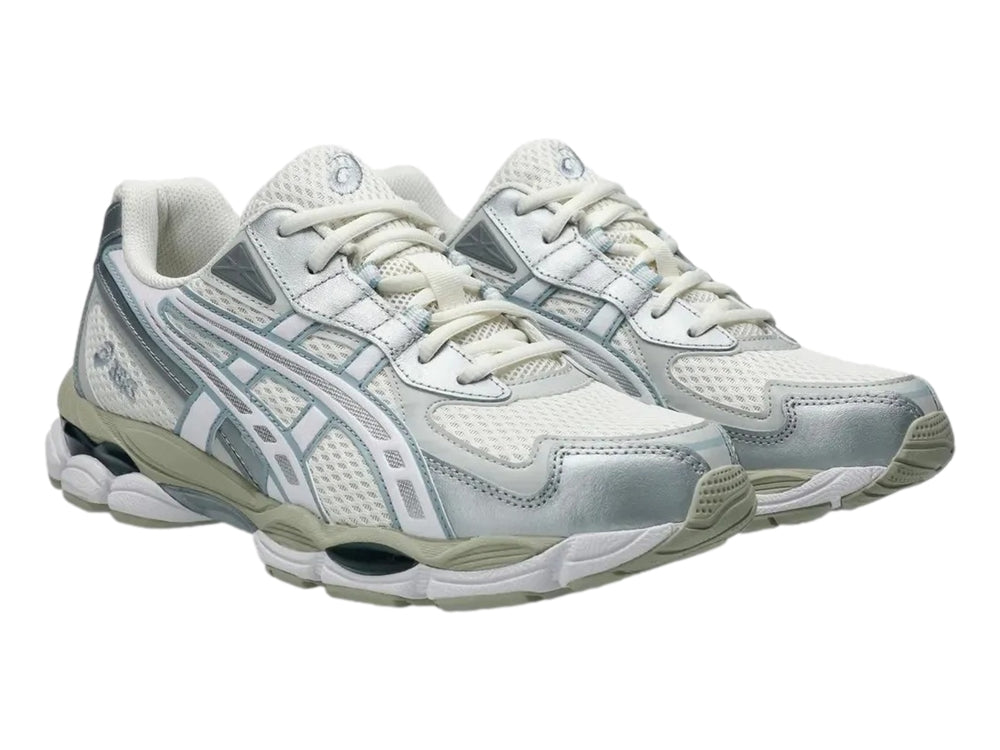 Tenis ASICS GEL-NYC en colores crema y gris delfín con diseño deportivo y suela amortiguada.