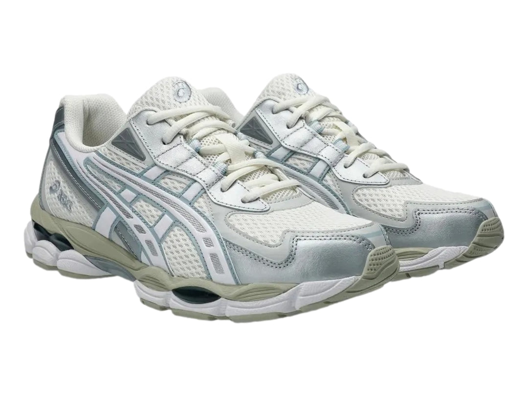 Tenis ASICS GEL-NYC en colores crema y gris delfín con diseño deportivo y suela amortiguada.