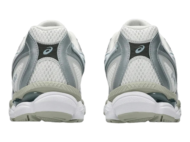 Tenis ASICS GEL-NYC en colores crema y gris delfín con diseño deportivo y suela amortiguada.