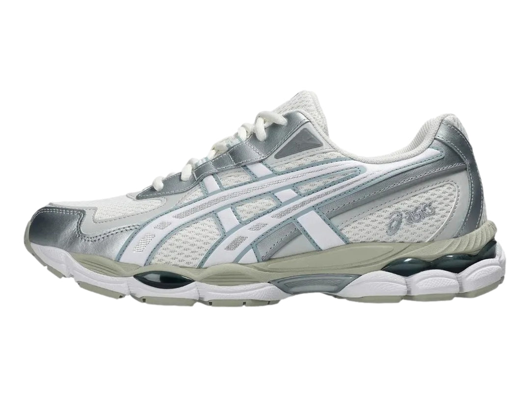 Tenis ASICS GEL-NYC en colores crema y gris delfín con diseño deportivo y suela amortiguada.