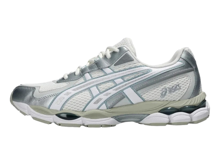 Tenis ASICS GEL-NYC en colores crema y gris delfín con diseño deportivo y suela amortiguada.