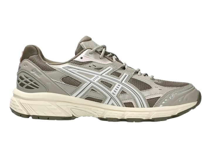 Tenis ASICS Gel-Nunobiki color taupe oscuro con detalles plateados y suela color crema.