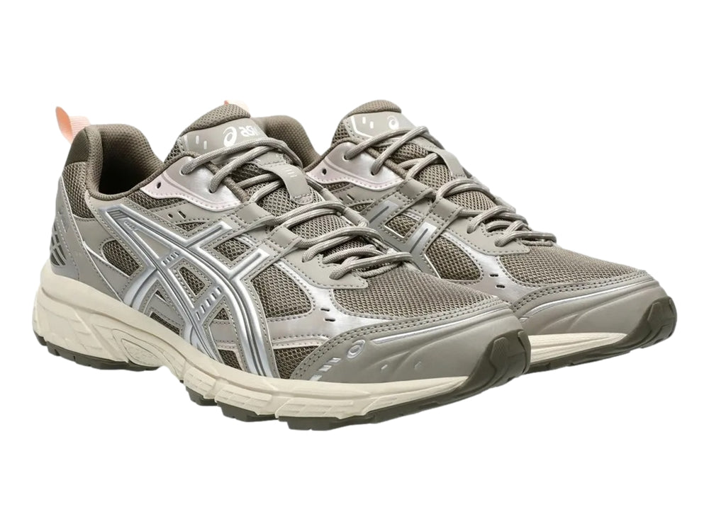 Tenis ASICS Gel-Nunobiki color taupe oscuro con detalles plateados y suela color crema.