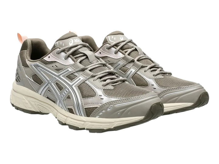 Tenis ASICS Gel-Nunobiki color taupe oscuro con detalles plateados y suela color crema.