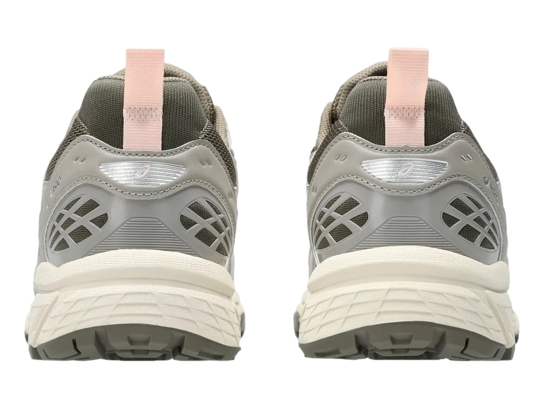 Tenis ASICS Gel-Nunobiki color taupe oscuro con detalles plateados y suela color crema.