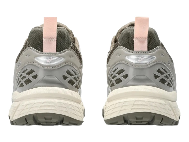 Tenis ASICS Gel-Nunobiki color taupe oscuro con detalles plateados y suela color crema.