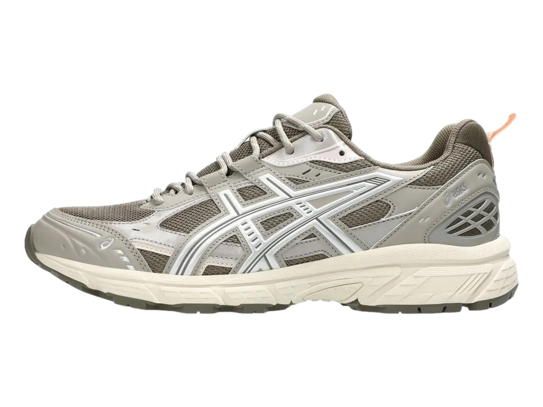 Tenis ASICS Gel-Nunobiki color taupe oscuro con detalles plateados y suela color crema.