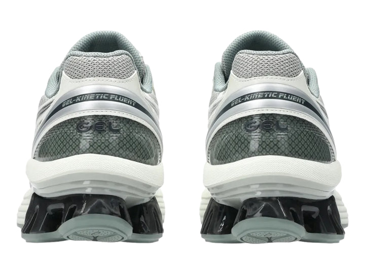 Tenis deportivos ASICS color gris y plata con suela blanca y detalle negro brillante en el talón.