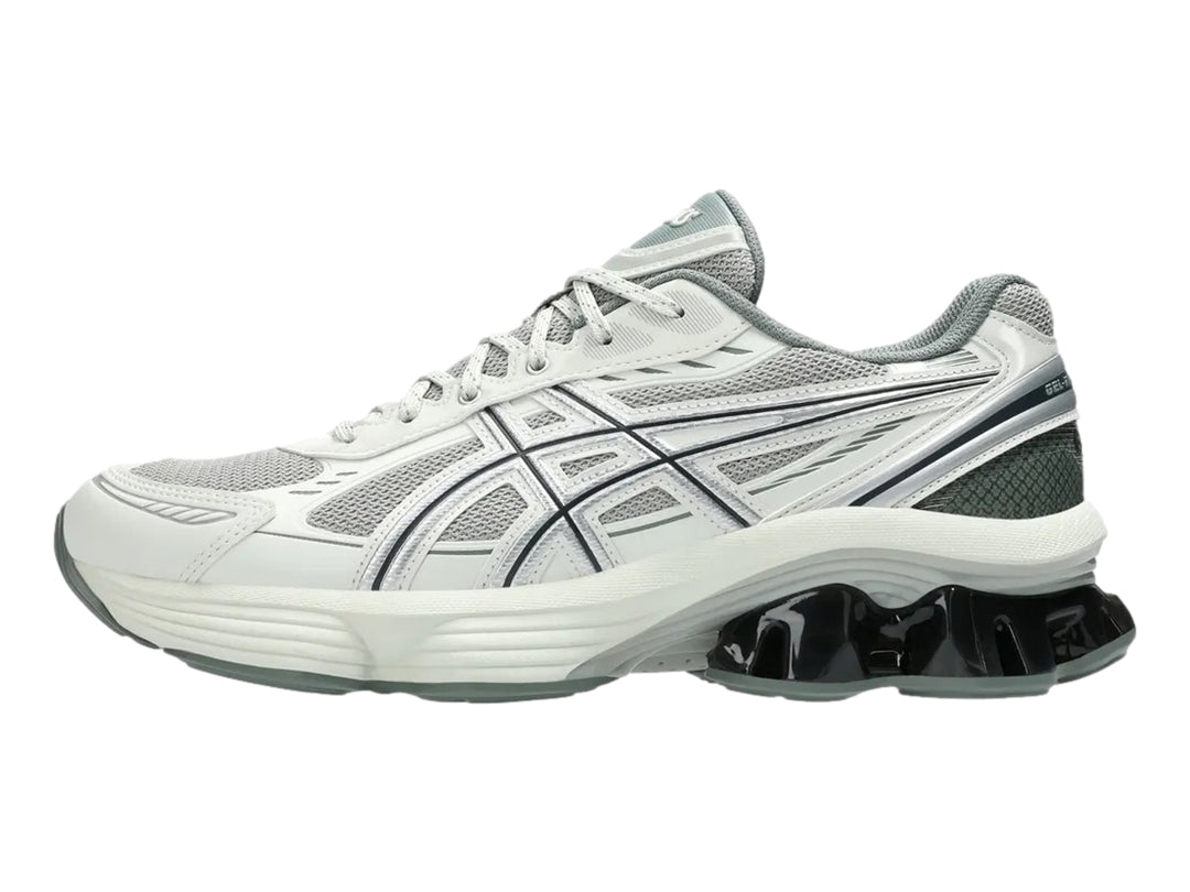 Tenis deportivos ASICS color gris y plata con suela blanca y detalle negro brillante en el talón.