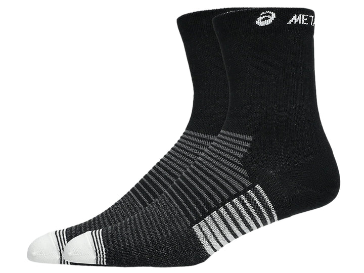 Par de calcetines deportivos ASICS color negro con detalles en blanco y diseño de rayas en el pie.