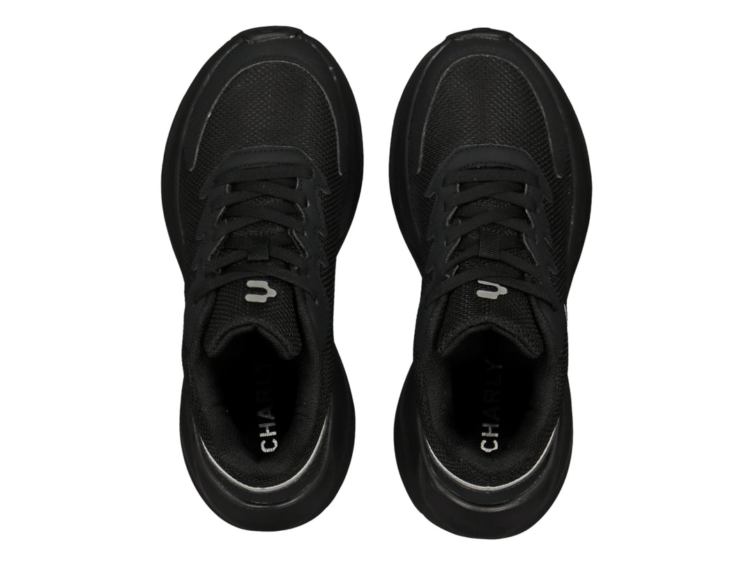 Tenis Charly color negro con detalles en gris, diseño deportivo y casual con suela robusta.