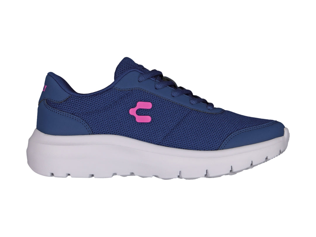 Tenis casuales Charly color azul con suela blanca y logotipo rosa en el costado.