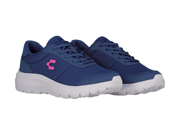 Tenis casuales Charly color azul con suela blanca y logotipo rosa en el costado.