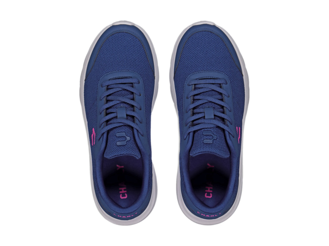 Tenis casuales Charly color azul con suela blanca y logotipo rosa en el costado.