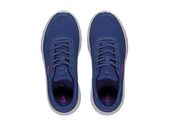 Tenis casuales Charly color azul con suela blanca y logotipo rosa en el costado.