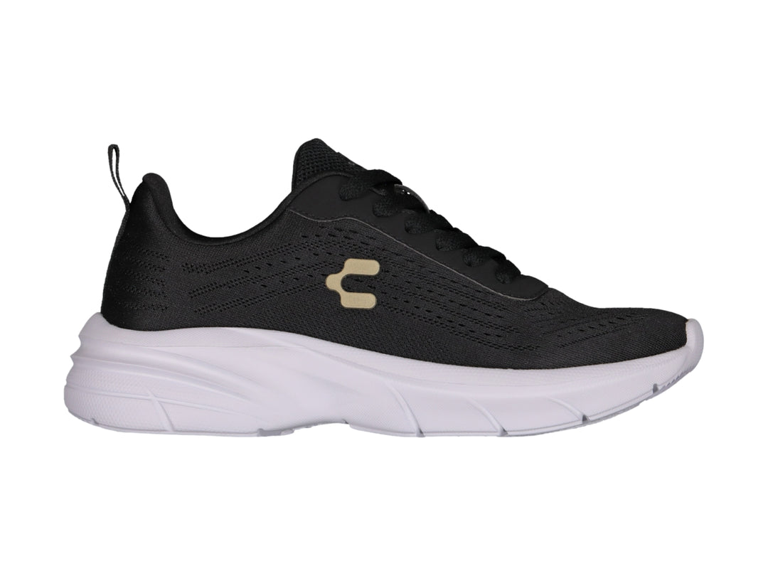 Tenis deportivos Charly color negro con suela blanca y logotipo dorado en el costado.