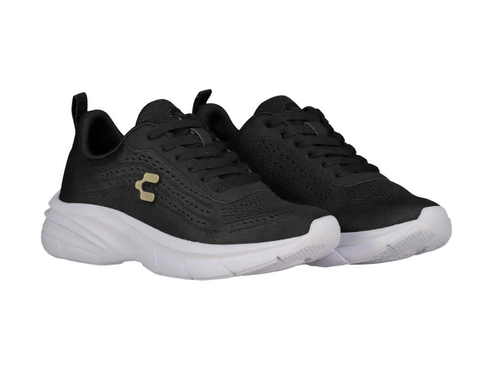 Tenis deportivos Charly color negro con suela blanca y logotipo dorado en el costado.