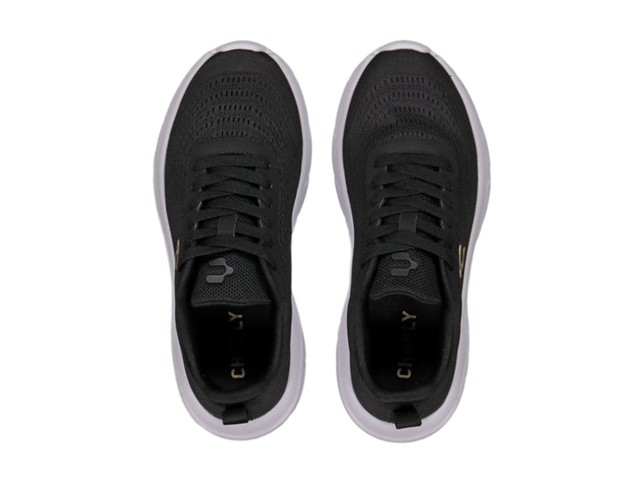 Tenis deportivos Charly color negro con suela blanca y logotipo dorado en el costado.