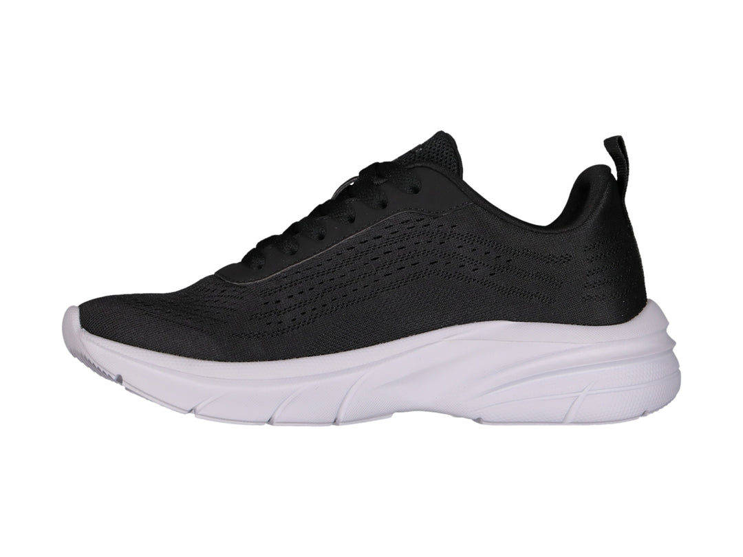 Tenis deportivos Charly color negro con suela blanca y logotipo dorado en el costado.