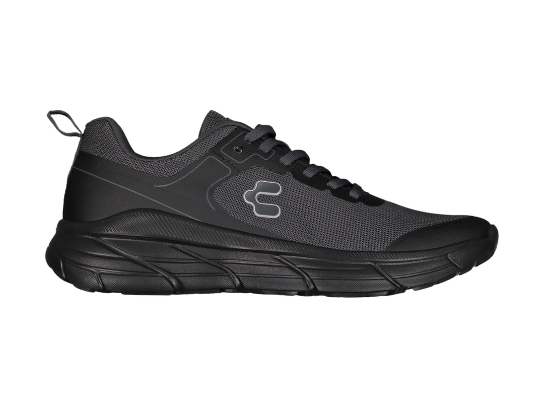 Tenis deportivos Charly en color negro y gris con suela robusta y agujetas negras.